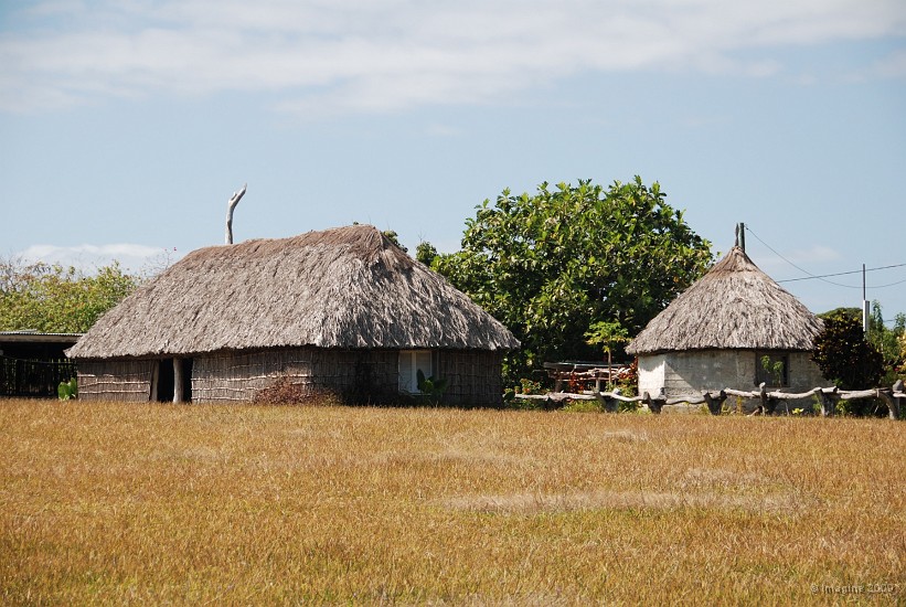86- Cases d'Ouvea, influences polynesiennes et melanesiennes.JPG